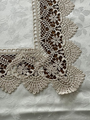 Pristine Vintage Crochet & Damask Rectangle Tablecloth * 60 x 40 - Picture 2 of 6