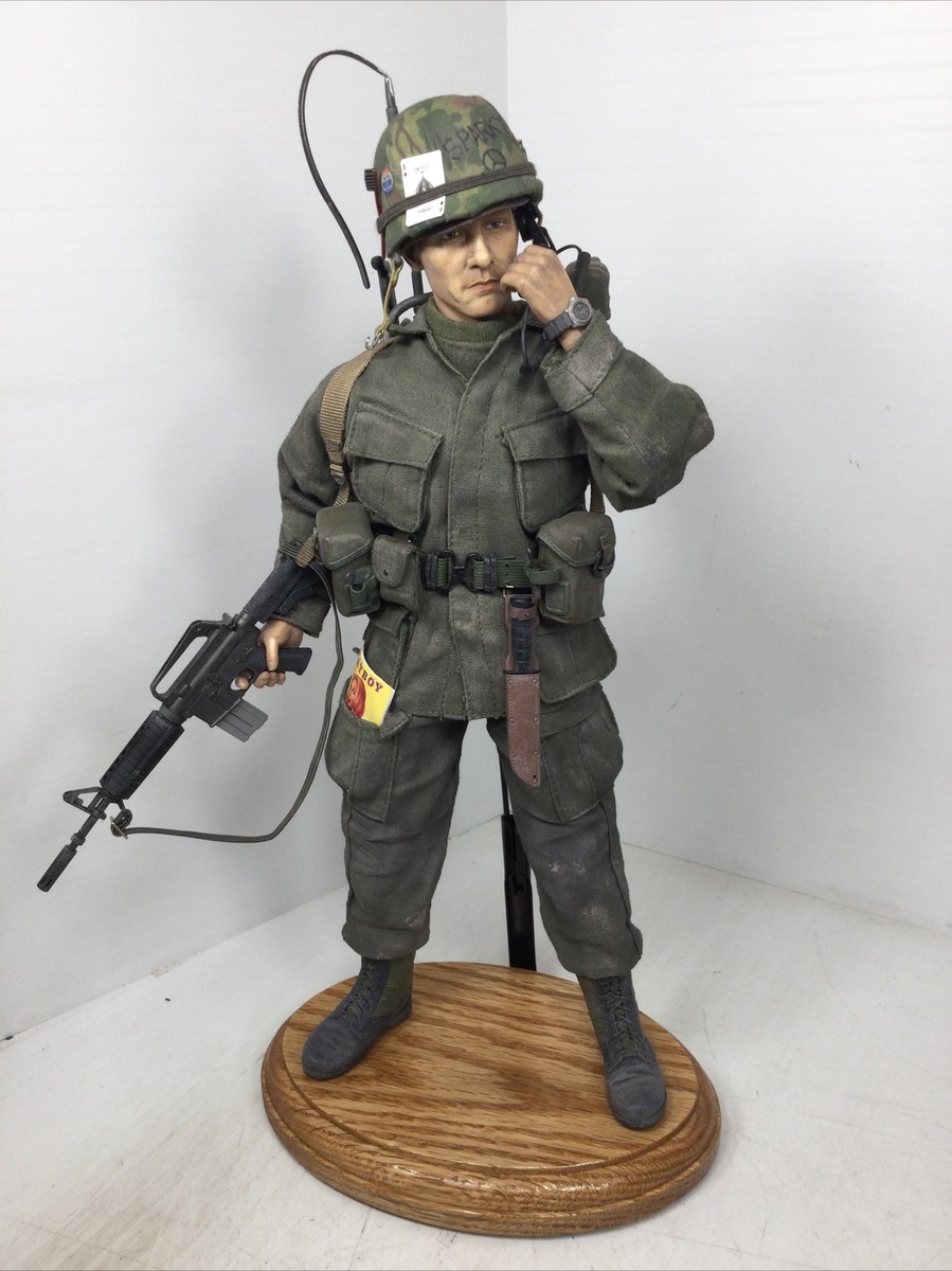1/6 CUSTOM DRAGON US VIETNAM RADIO MAN “SPARKY” +M-4, OAK STAND