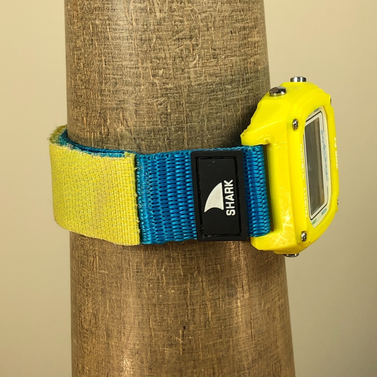 Freestyle Men Shark Leash Yellow 40mm Nylon Band Quartz Freestyle Men Shark Leash Yellow 40mm Nylon Band Quartz