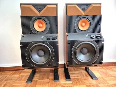 Bowers & Wilkins DM 6  - auch bekannt als ''Pinguin''