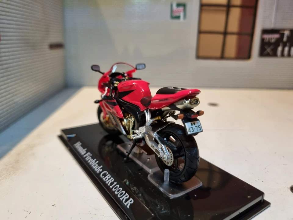Honda Fireblade CBR1000 RR Motorbike Superbike 1:24 Scale Model Diecast Atlas - Image 4 of 4
