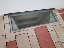 Moderne Lichtschachtabdeckung aus Glas