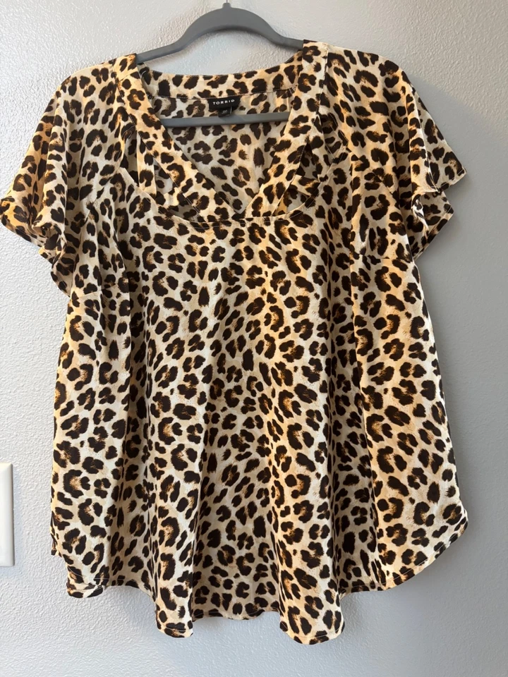 Blusa chita manga curta TORRID com decote em V decorativo tamanho 00