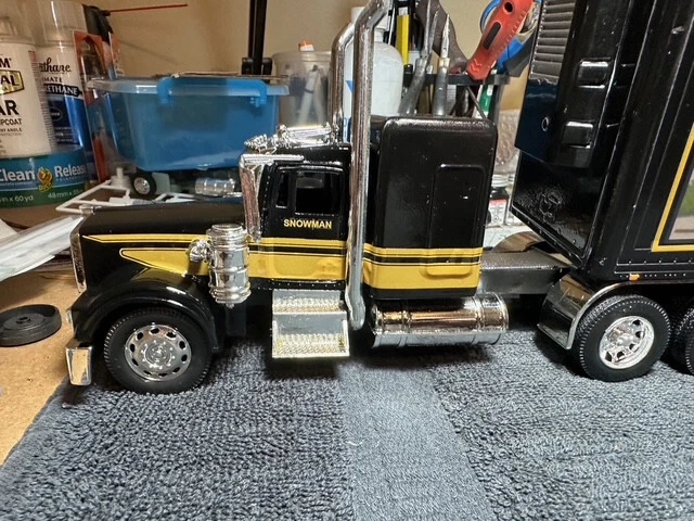 Smokey&the Bandit 1/32 tractor trailer - Image 2 of 4