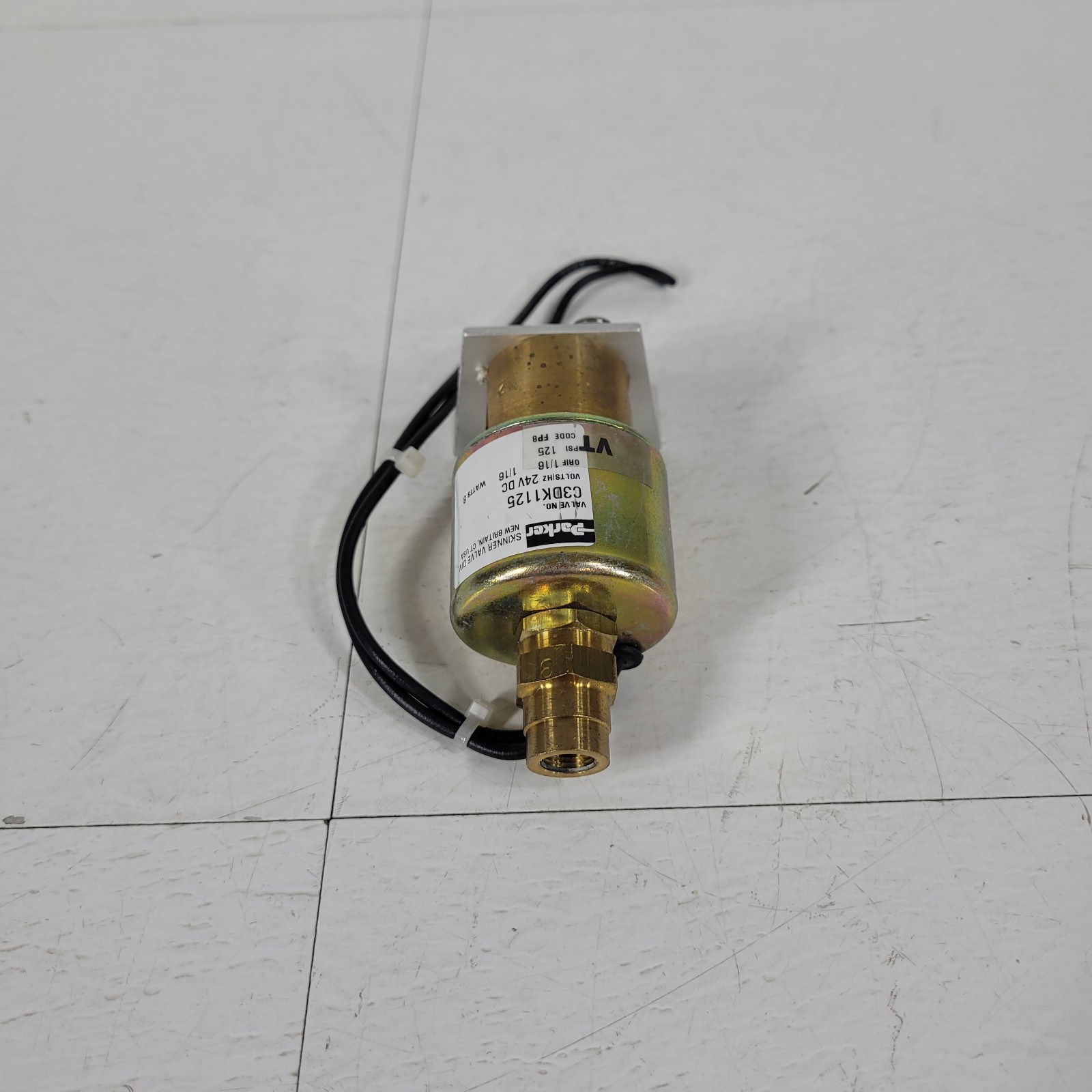 Parker C3DK1125 3-Way Solenoid Fluid Control Valve 125 PSI 24V DC FP8