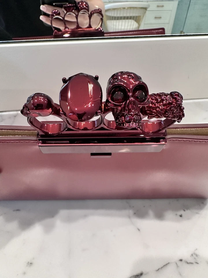 Bolso sin asas Alexander McQueen con joyas o nudillos en rojo oscuro Foto 2 de 4
