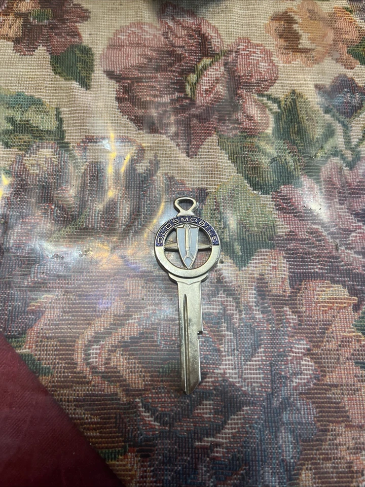 Oldsmobile 🚀 Silhouette LLAVE CREST 1967 1971 1975 1979 Cutlass 442 Delta 88 Foto 3 de 4