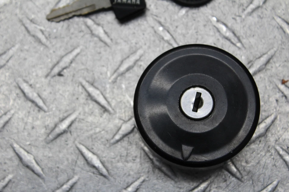 1988 年 YAMAHA VMAX 1200 VMX1200 发射锁钥匙套装带气体盖和座椅锁 — 第 2/4 张图片