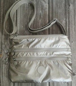 Kipling Alvar Premium Mediano Bolsa cruzada, Brillo Metálico, NUEVO (RRP £  77) | eBay