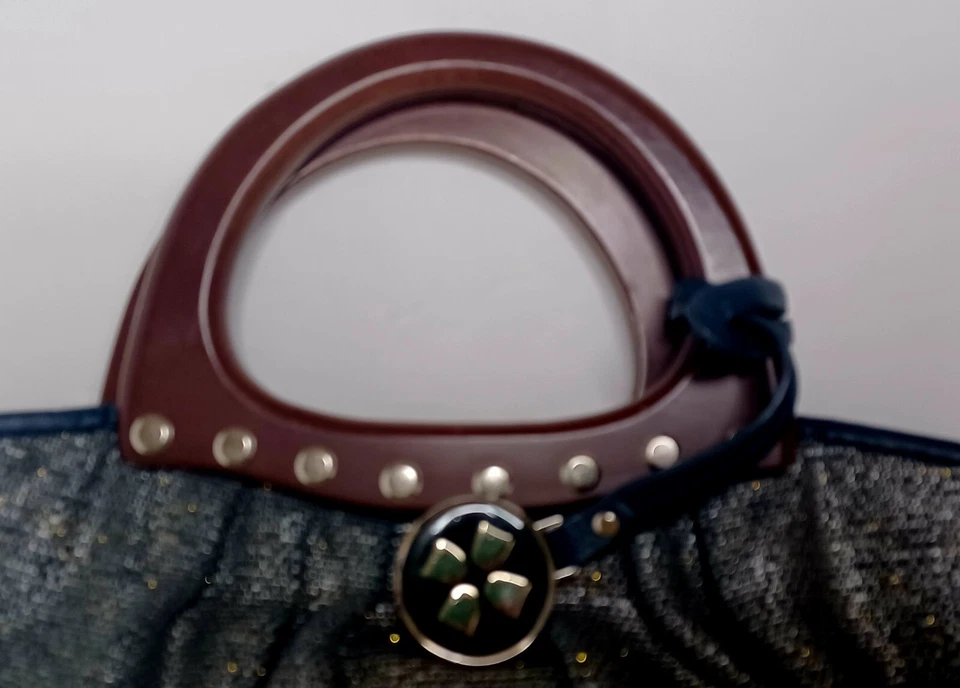 Bolso de mano Hobo de tela brillante gris pizarra naturalizador con asas de madera  Foto 3 de 4