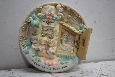 Precious Moments Enesco O Come Let Us Adore Him 1998 Bethlehem Inn 3D Plate