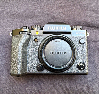 Fujifilm X-T5 + Sigma 17-40 mm F1.8  Top Zustand