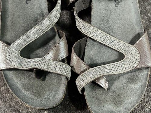 Naot Giovanna Damen-Pantoletten Sandalen Schlaufe goldfarben Leder verstellbarer Riemen US 6/6,5 EUR 37 - Bild 8 von 11