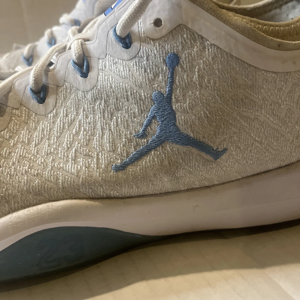 Jordan 1 Entrenador Tacones Bajos UNC Alquitrán Talla 15 MUESTRA PROMOCIONAL 2016 Chapel Hill Grande RARO Foto 3 de 4