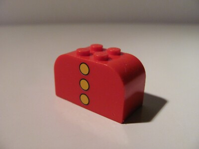 LEGO: Roter gebogener oberer Stein mit 3 gelben Punkten ~ Baustein 1868 (4744p05)