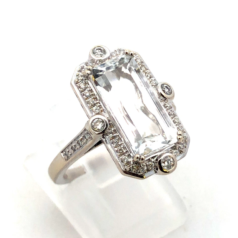 Anillo llamativo estilo Art Deco con detalles de diamantes y topacio blanco de diseñador de oro blanco de 14K Foto 2 de 4