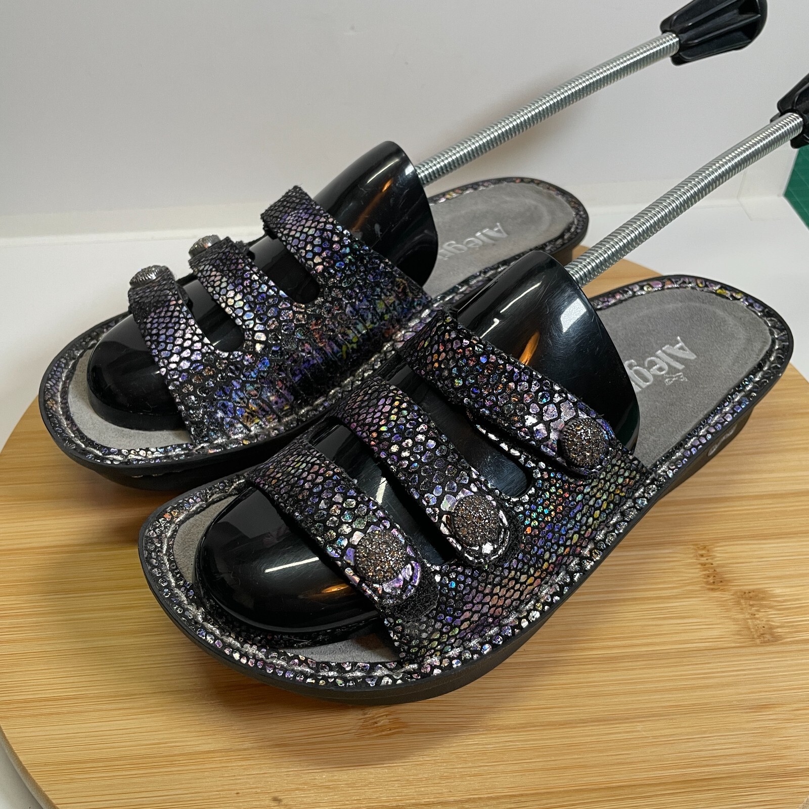 SAOLA Alegria EU 37 US 7 sandalo nero metallizzato Kacee tre cinturini suola comoda slide
