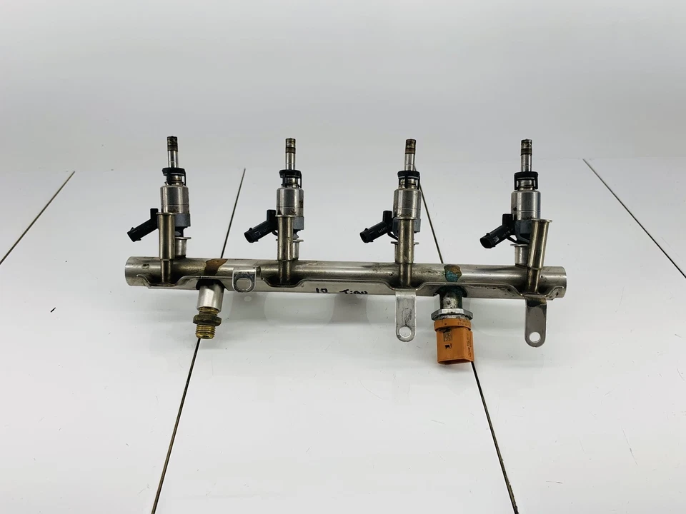 17-18 VOLKSWAGEN TIGUAN LIMITED 2.0L L4 GAS ENGINE FUEL INJECTOR RAIL TUBE OEM - Image 3 of 4