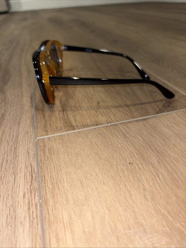 Gafas de sol abatibles Conor McGregor negras y con estampado de guepardo. Foto 3 de 4