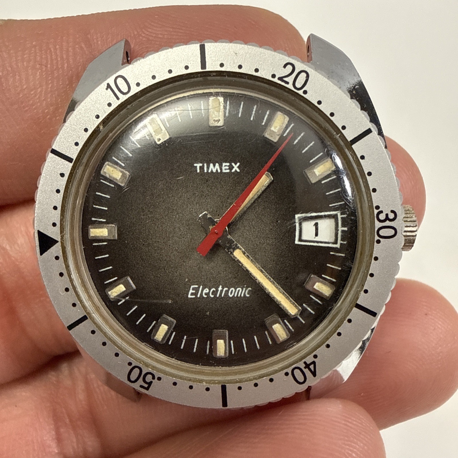 DATE - MEN'S WATCH AS-IS VTG TIMEX SPORT ELECTRIC ) QUARTZ ( UNTESTED DIVER DIAL - vintagewatches.pk