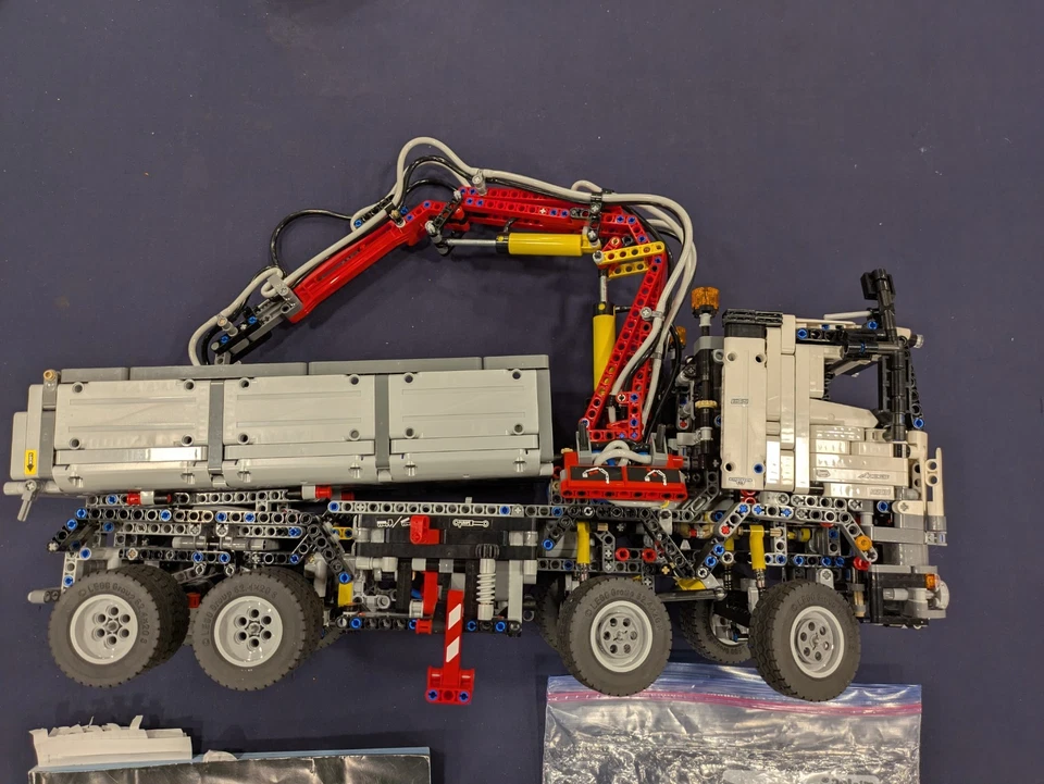 LEGO MERCEDES AROC 42043 BUILT - 98% Complete, Somewhat Operational - Image 2 of 4