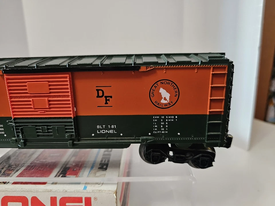 1981 Lionel O FARR 3 Great Northern Boxcar (Orange/Green) - Nice with Box - Image 3 of 4