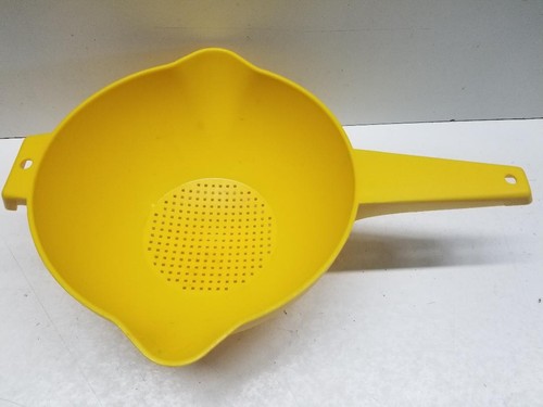 Vintage Tupperware Large 2 Qt Yellow Strainer Colander Handle Spout 1523