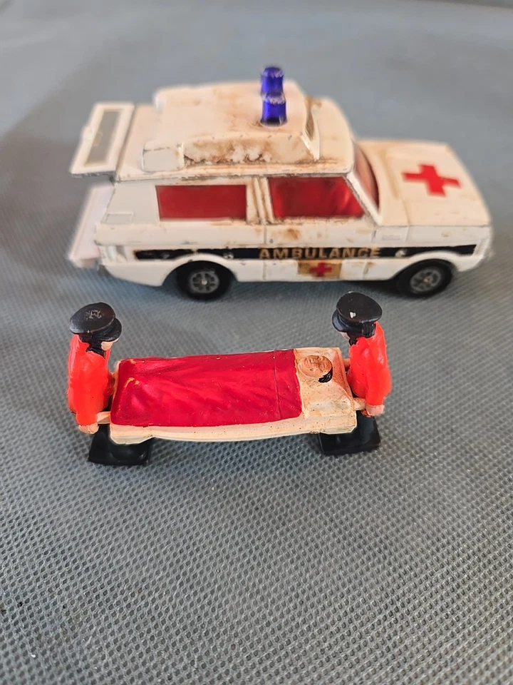 CORGI Range Rover Ambulance &EMT Stretcher 1974 VTG Vehicle  Great Britain - Image 4 of 4