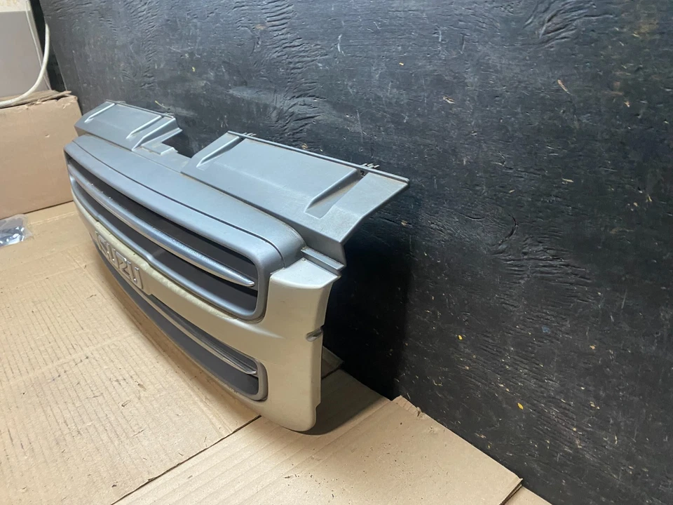 Parrilla superior delantera Isuzu Trooper 1998 1999 OEM U7584 DG Foto 2 de 4