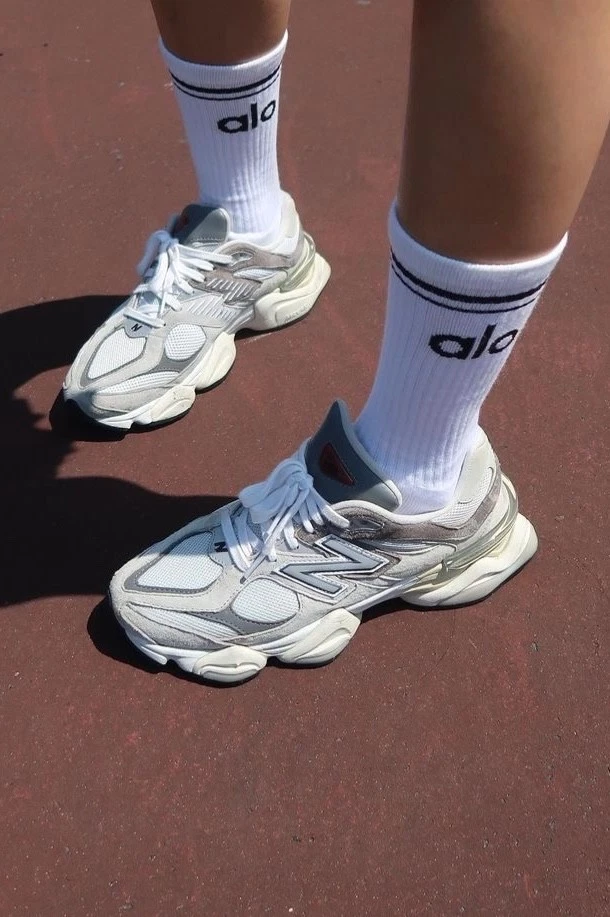 Calcetines Alo Yoga Unisex Media Tripulación Blanco/Negro Logo NUEVO Ajuste Unisex Foto 3 de 4