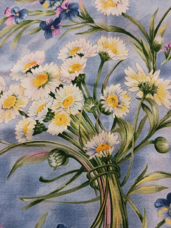 Tela de algodón acolchada Upsy Daisy azul cielo con margaritas Ro Gregg para Northcott 2088 Foto 4 de 4