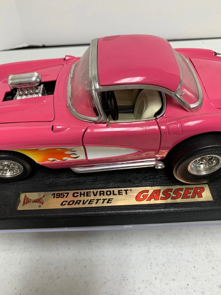 Carro de metal fundido Road Legends 1957 Chevrolet Pink Corvette Gasser 1:18 - Imagem 4 de 4