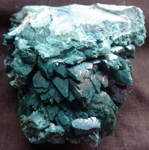 STUNNING POINTED MARSHY GREEN APOPHYLLITE CRYSTALS ON GREEN MATRIX BASE SPECIMEN - Picture 3 of 6