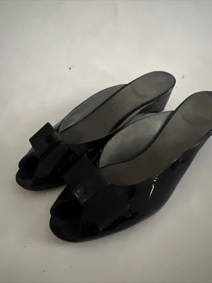 STUART WEITZMAN CHAROL NEGRO CUERO CARAMELO MULAS GATITO TACÓN 7.5