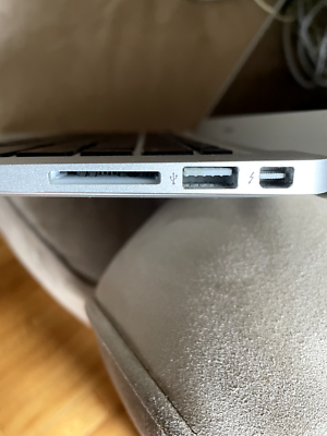Apple MacBook Air (13-inch Early 2015) 1.6 GHz Intel core i5 256GB