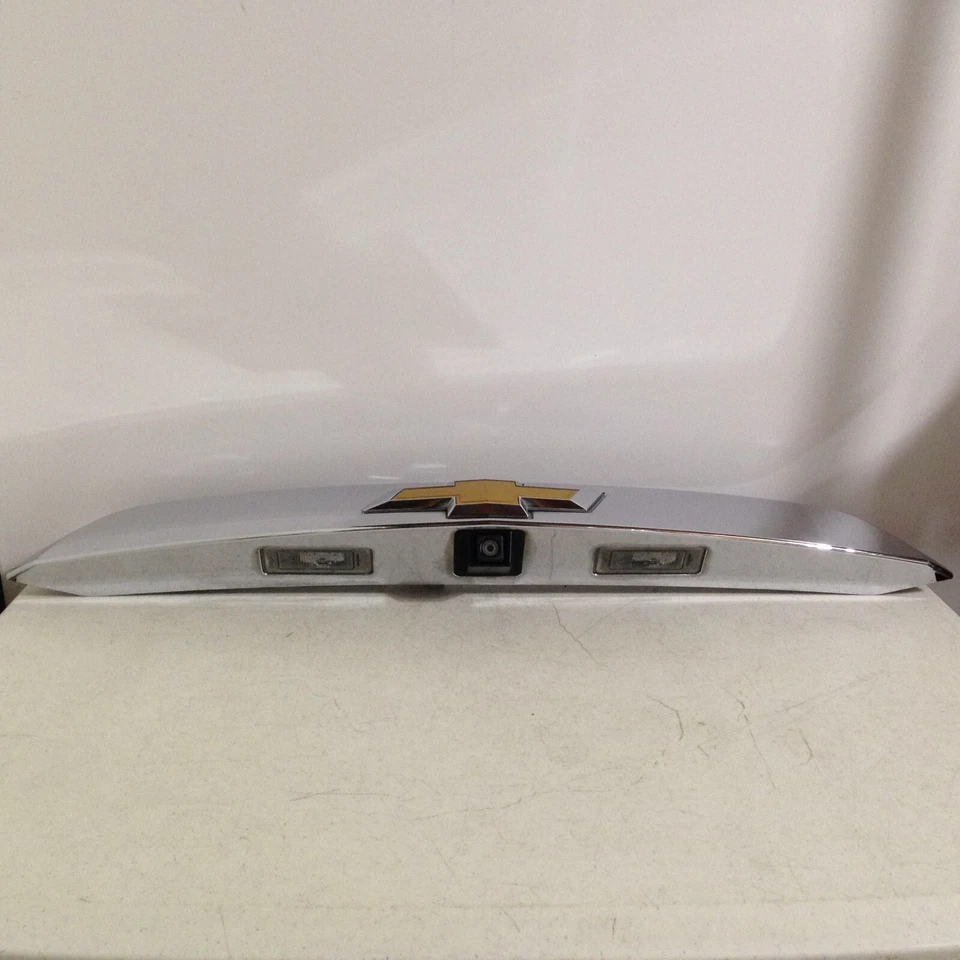 Apliques de puerta levadiza Chevy Traverse 2013-2017 moldura cromada con cámara OEM brillante Foto 2 de 4