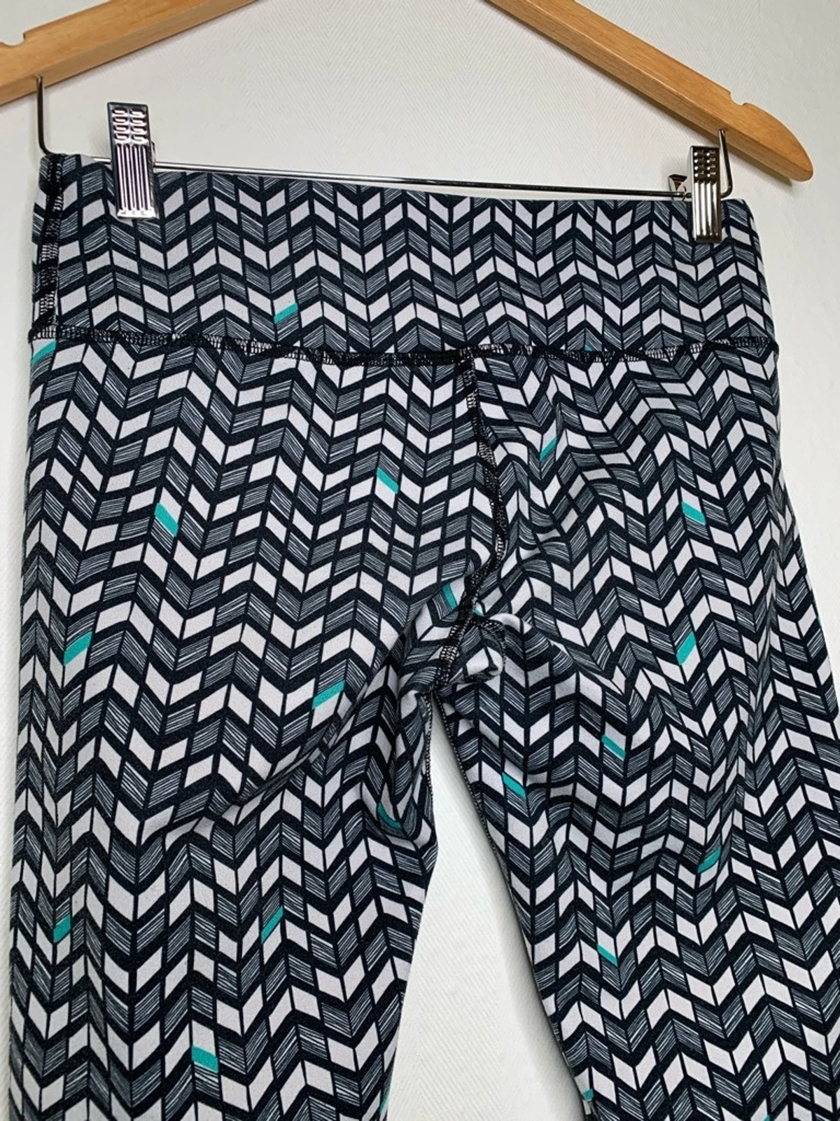 alo-yoga capri seamless pull on chevron stretch leggings
