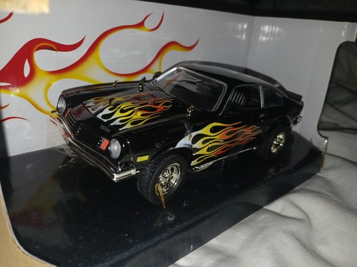 (VHTFD) 1.24sc Diecast 74 Chevy VEGA schwarz mit Flammen Diecast Motor Max (Neu im Karton) - Bild 7 von 20
