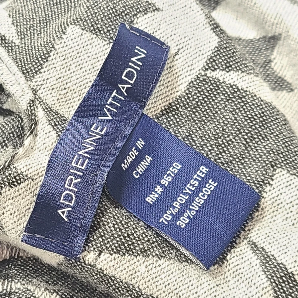 Adrienne Vittadini Gatos Estilizados Padrão Envoltório Macio com Franja Cinza Preto - Imagem 3 de 3