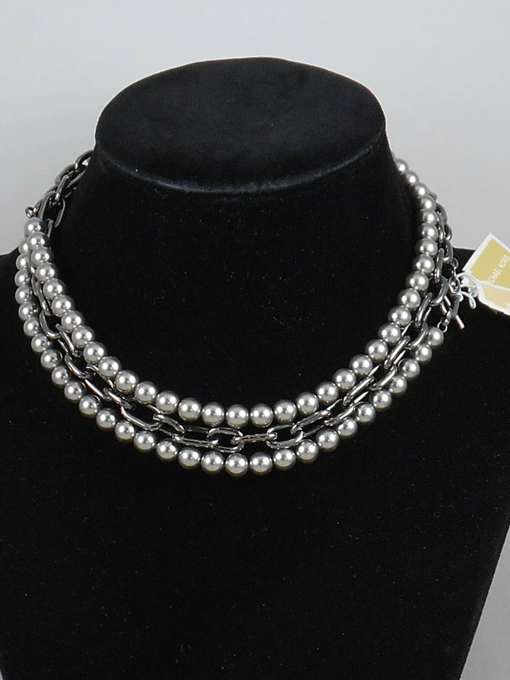 Collar largo Michael Kors enchapado en hematita eslabones de perlas sintéticas 3 en 1 MKJ6980 Foto 2 de 3