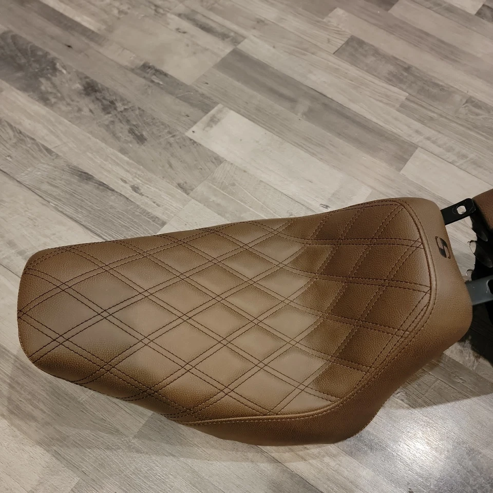 Asiento individual Saddlemen Renegade Lattice 06-17 Harley Softail Heritage Deluxe marrón Foto 2 de 4