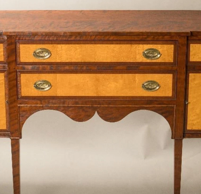 Aparador estilo D. R. Dimes Hepplewhite en arce cerezo y ojo de pájaro figurado Foto 4 de 4