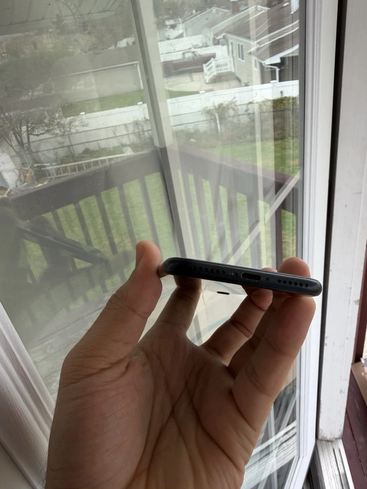 Apple iPhone SE (3rd Generation, 2022) Unlocked Smartphone - Image 3 of 4