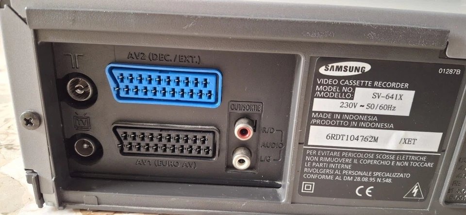 VIDEOREGISTRATORE VHS SAMSUNG SV-641X LETTORE CASSETTE VINTAGE VCR FUNZIONANTE - Immagine 4 di 4