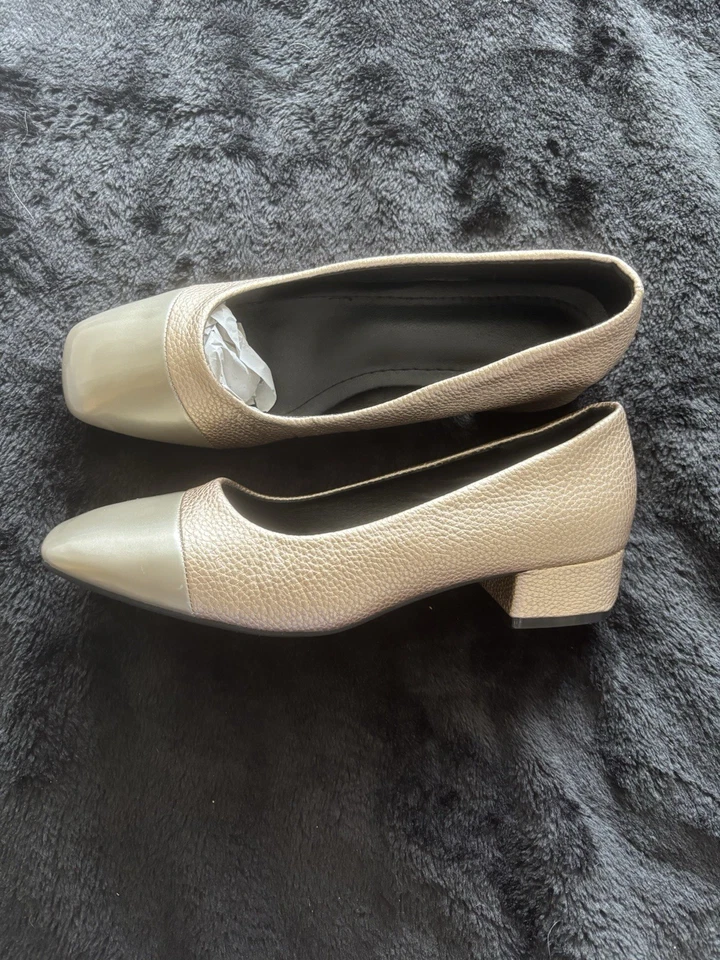 Ladies Pretty Gold Shoes Size 6 New In Box, Unworn, Low Heel - Image 2 of 3