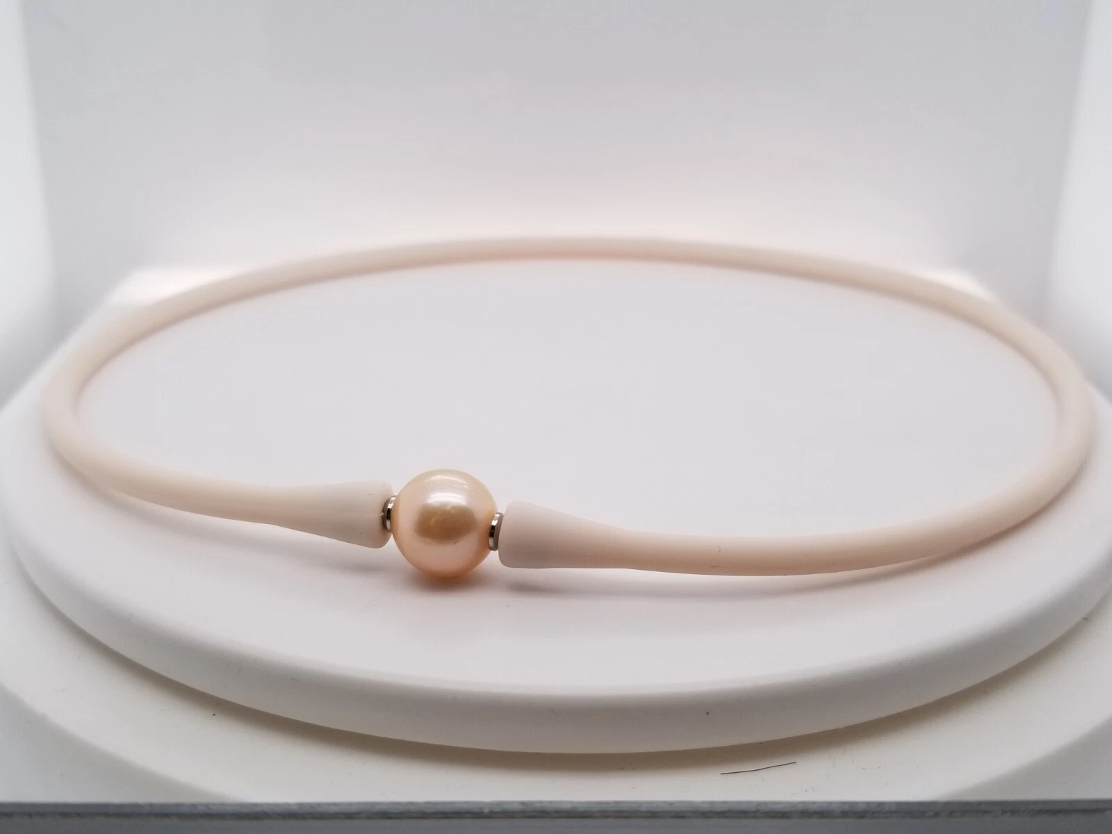 OFF WHITE Collana Choker in silicone perla coltivata Gresham bianco sporco