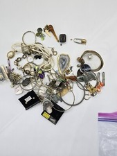 Bisutería, pendientes brazaletes, cadenas, gemelos, alfileres colgantes y dijes
