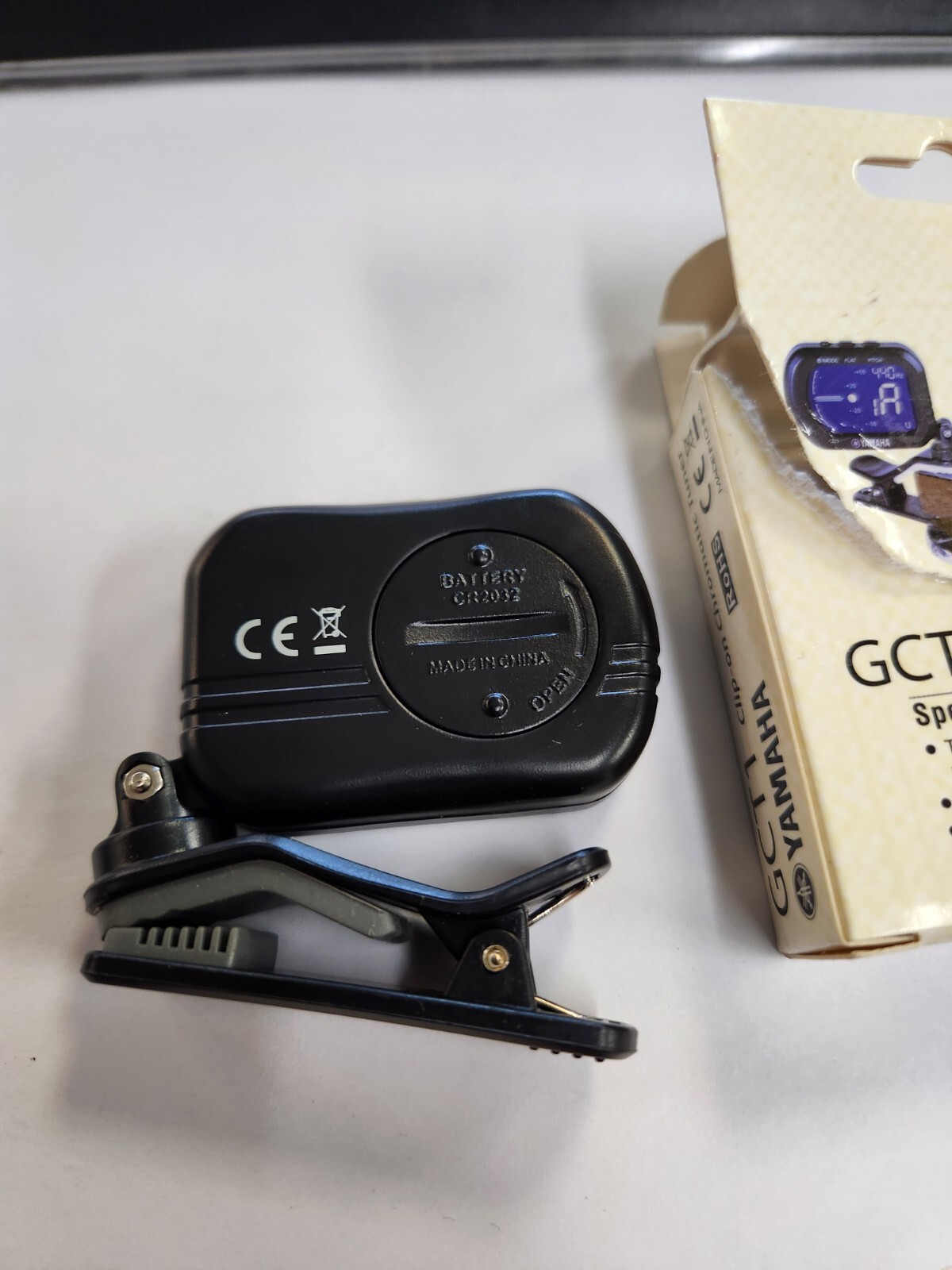 Yamaha GCT1 ClipOn Chromatic Tuner for Guitar, Ukulele, Violin, and