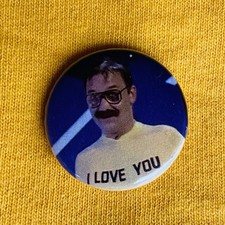 Bill Decker 25mm Pin Badge The Smell of Vic Reeves Bob Mortimer Murderer 