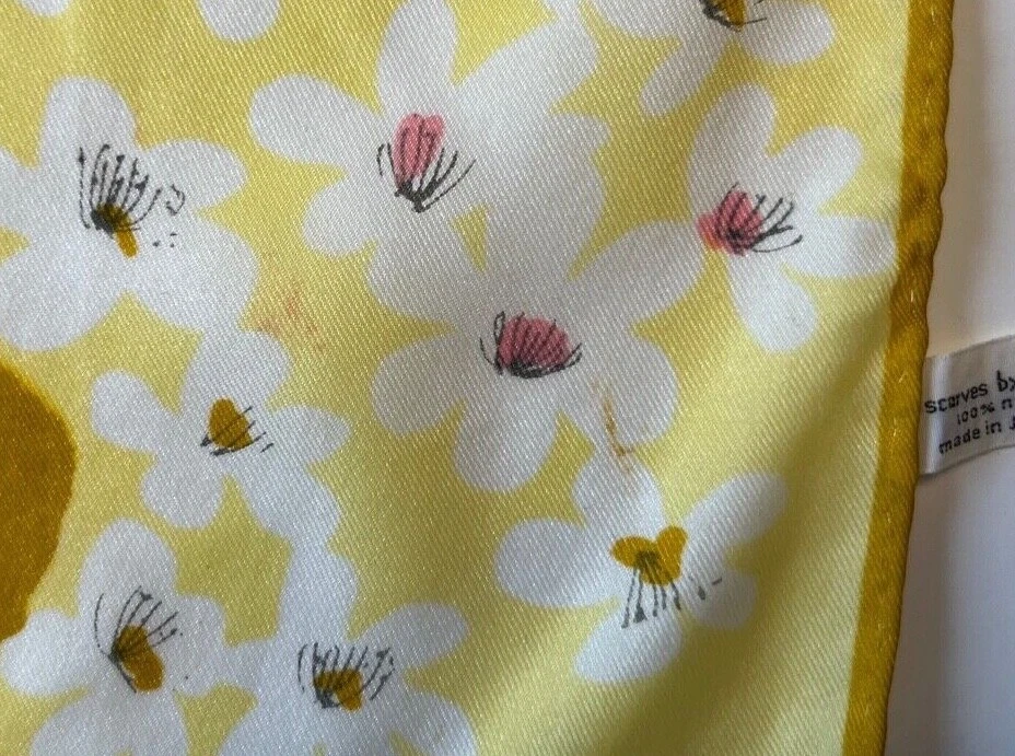 Bufanda larga rectangular de nailon vintage VERA Naumann mariposas amarillas Foto 4 de 4